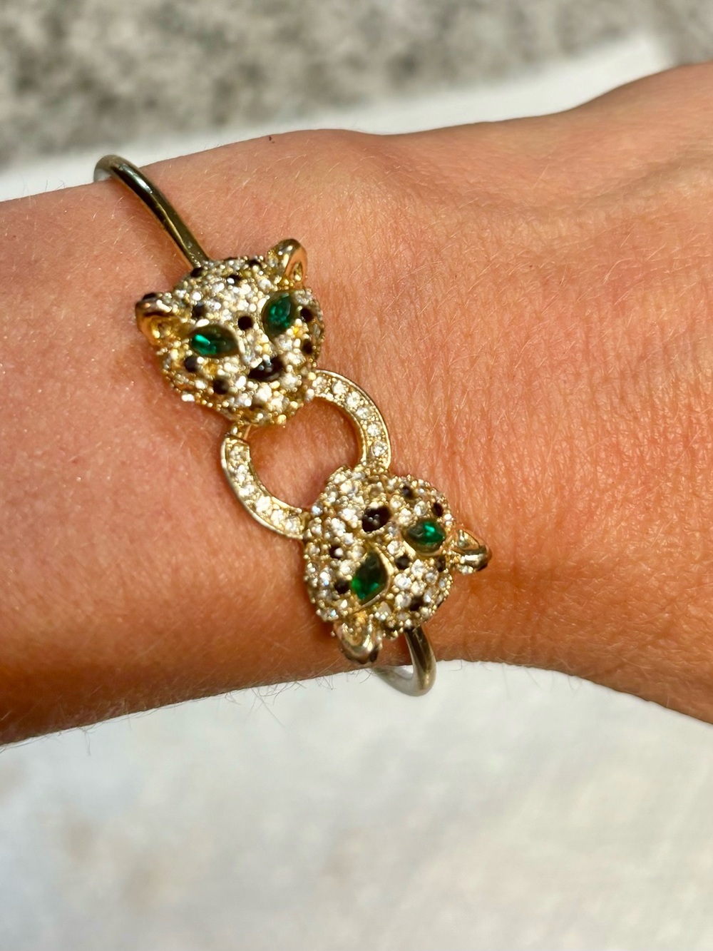 Rhinestone and faux emerald tiger mouth clasped bangle